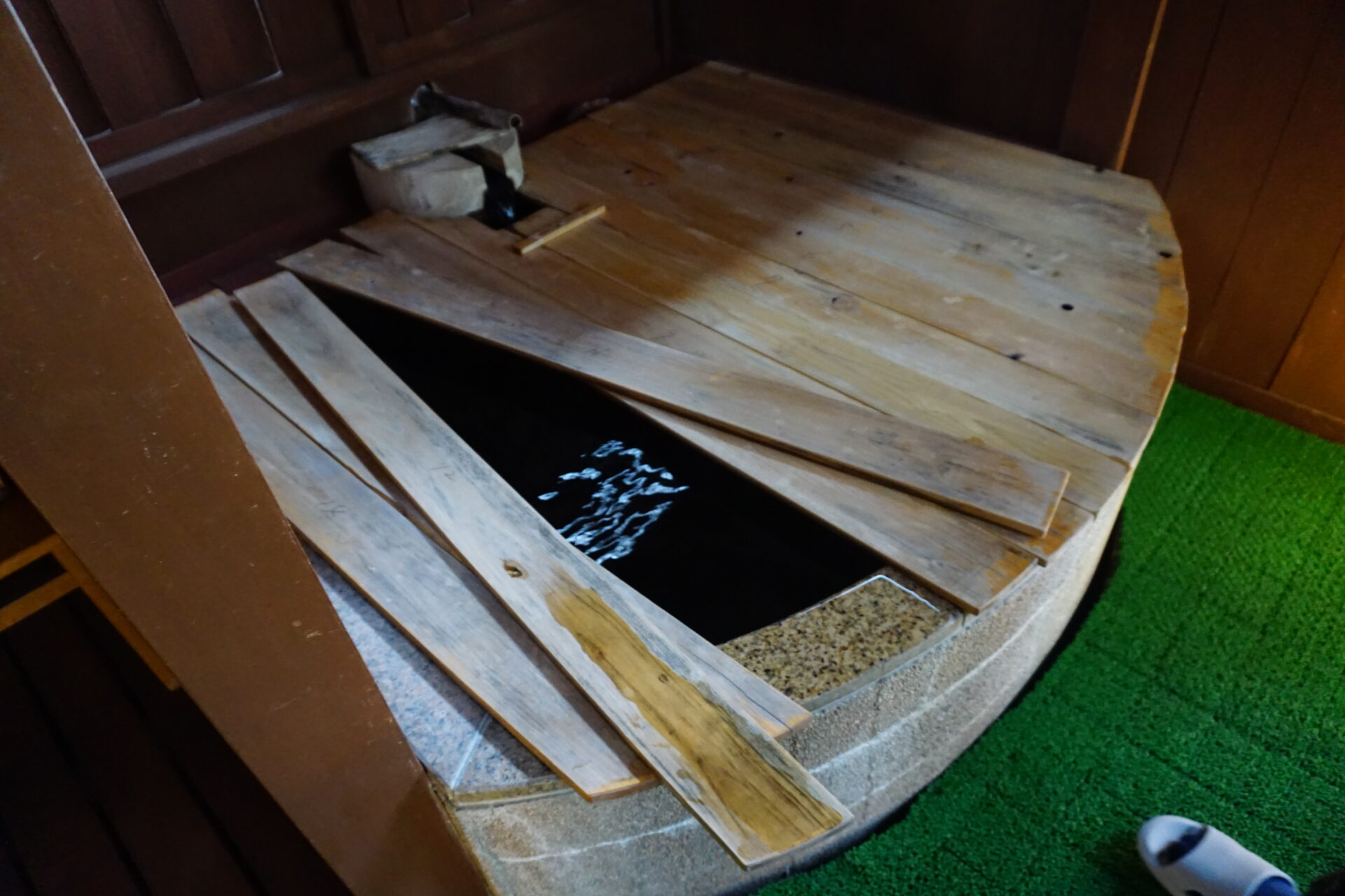 源泉掛け流しの客室露天風呂。