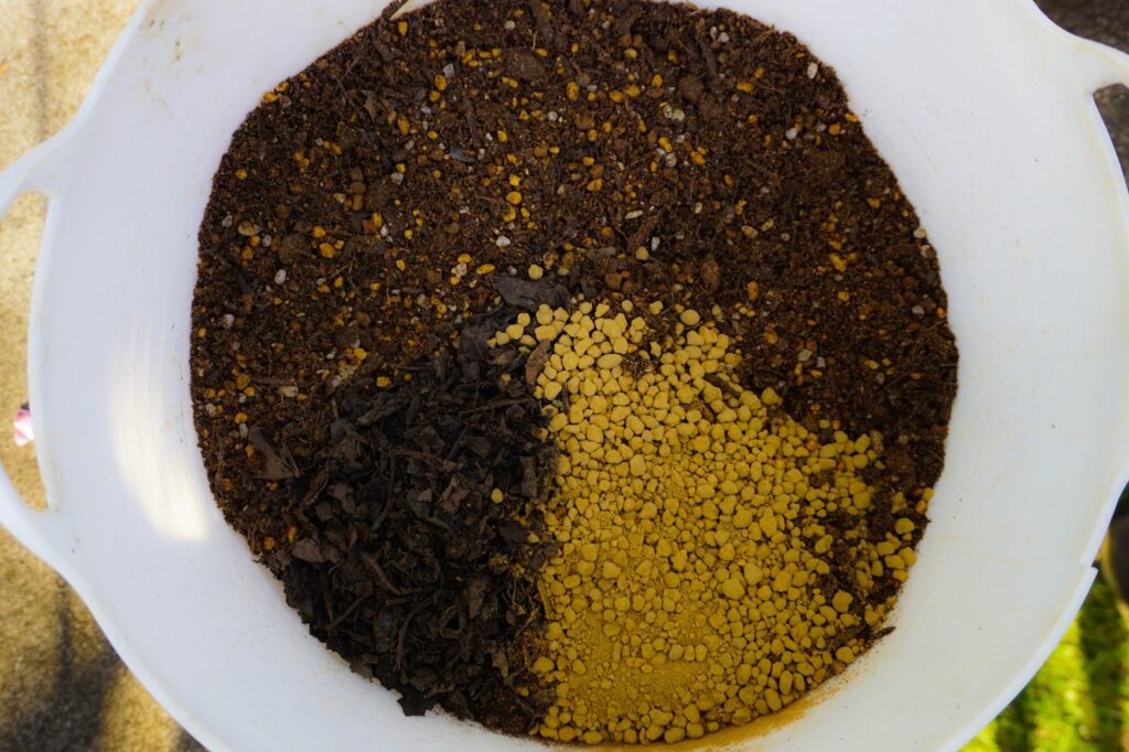赤玉土と腐葉土を3割程度混ぜた培養土