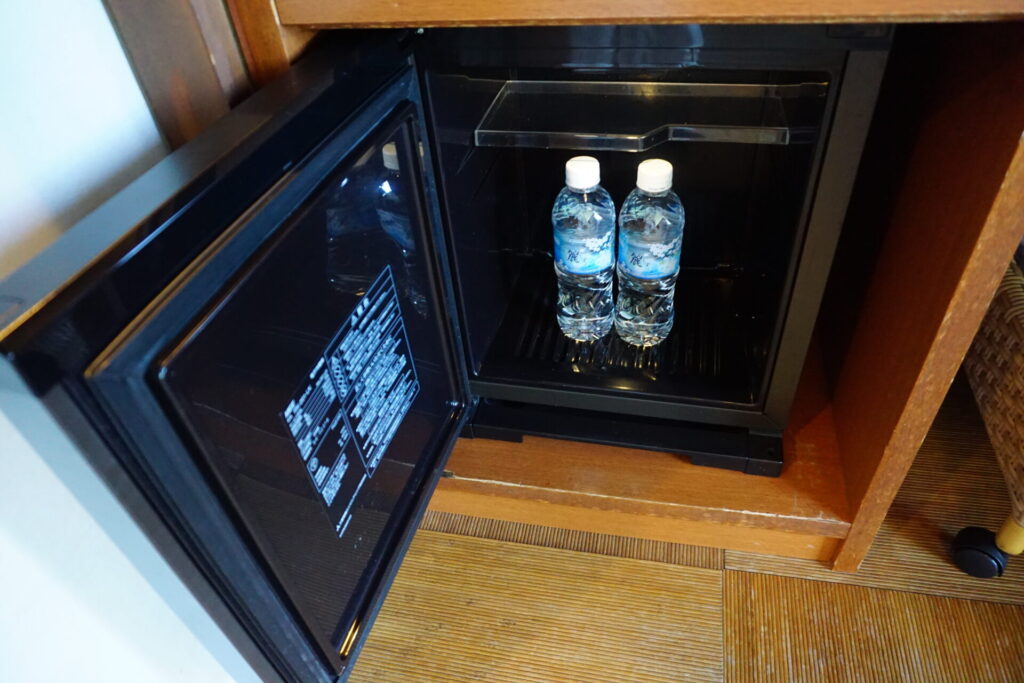 客室の備え付け冷蔵庫内にある、無料提供のミネラルウォーター。