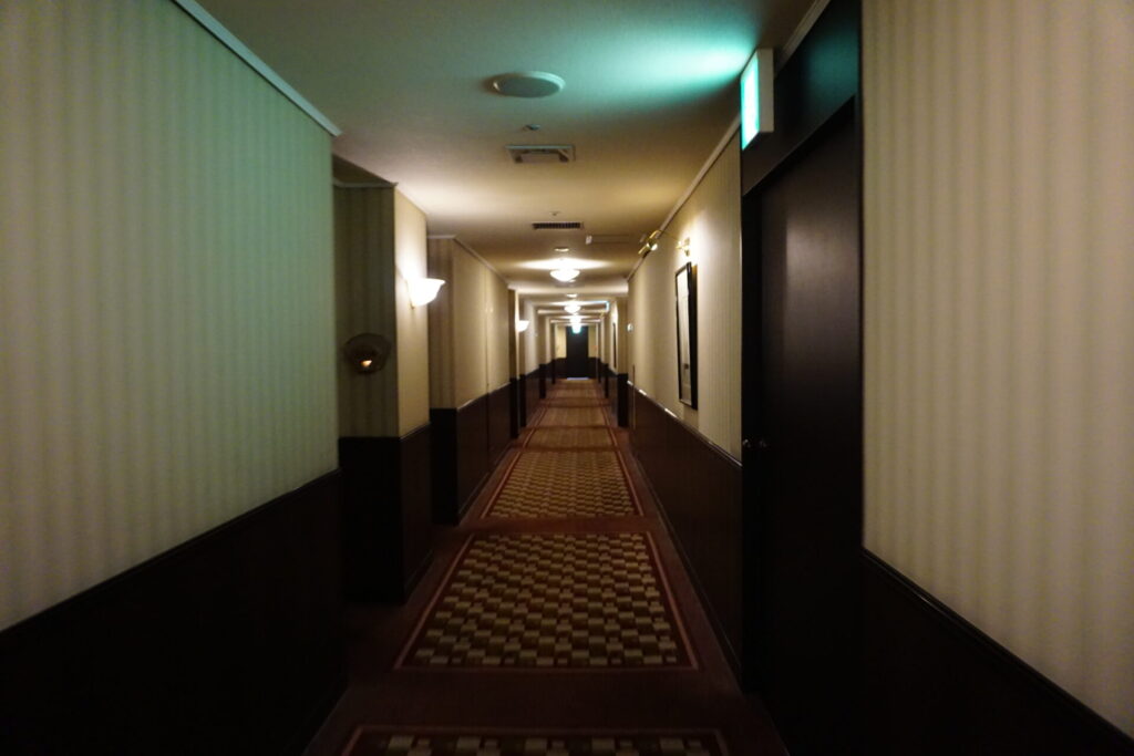 ロイヤルパークホテル　客室前廊下