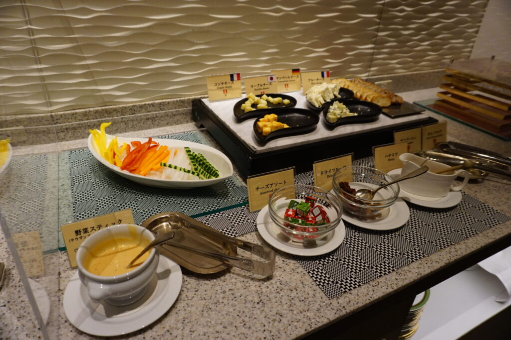 カクテルタイムに提供される数種類のチーズとドライフルーツ。