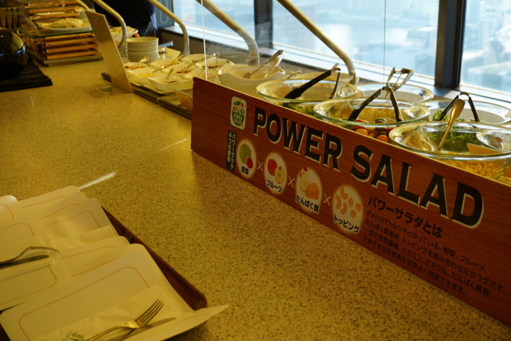 朝食ビュッフェの新鮮なサラダバー。