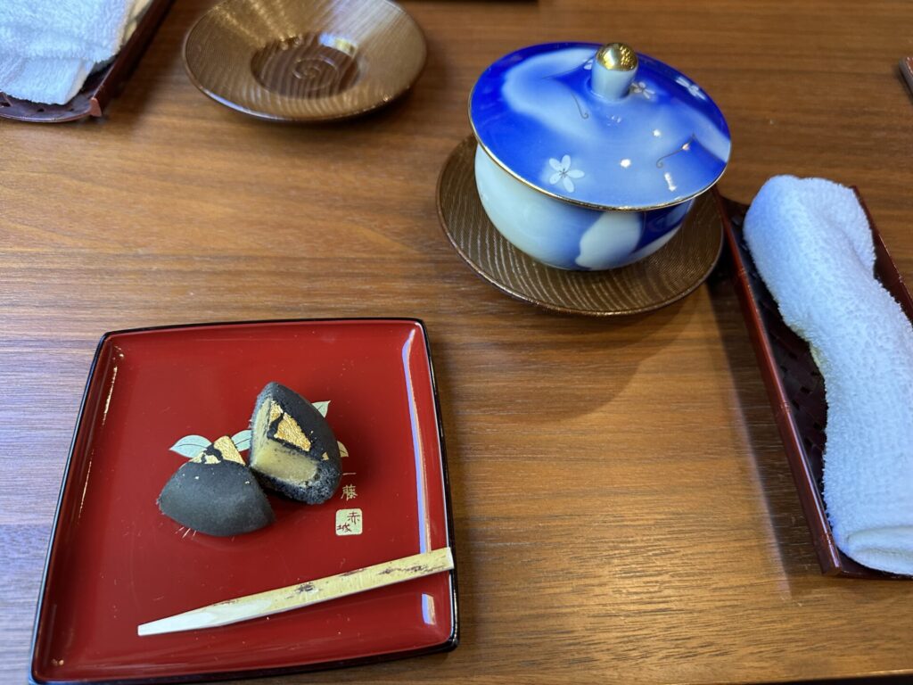 坐忘のウェルカムスイーツとお茶