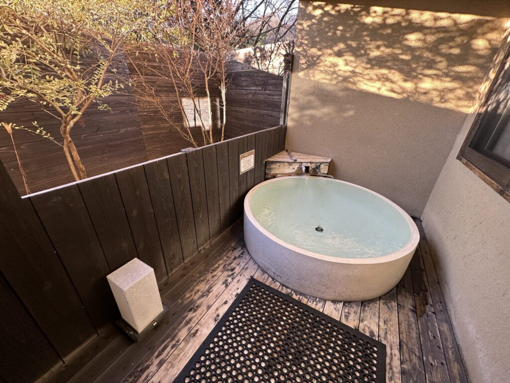 坐忘客室「二藍」の客室露天風呂