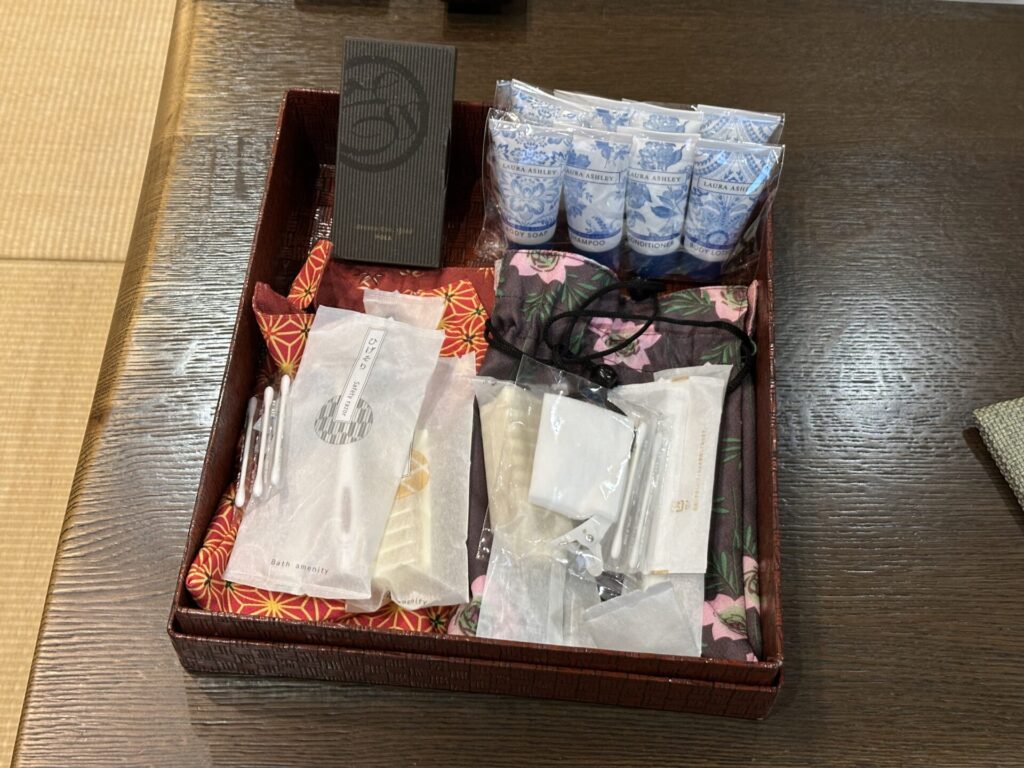 巾着袋に入ったアメニティ