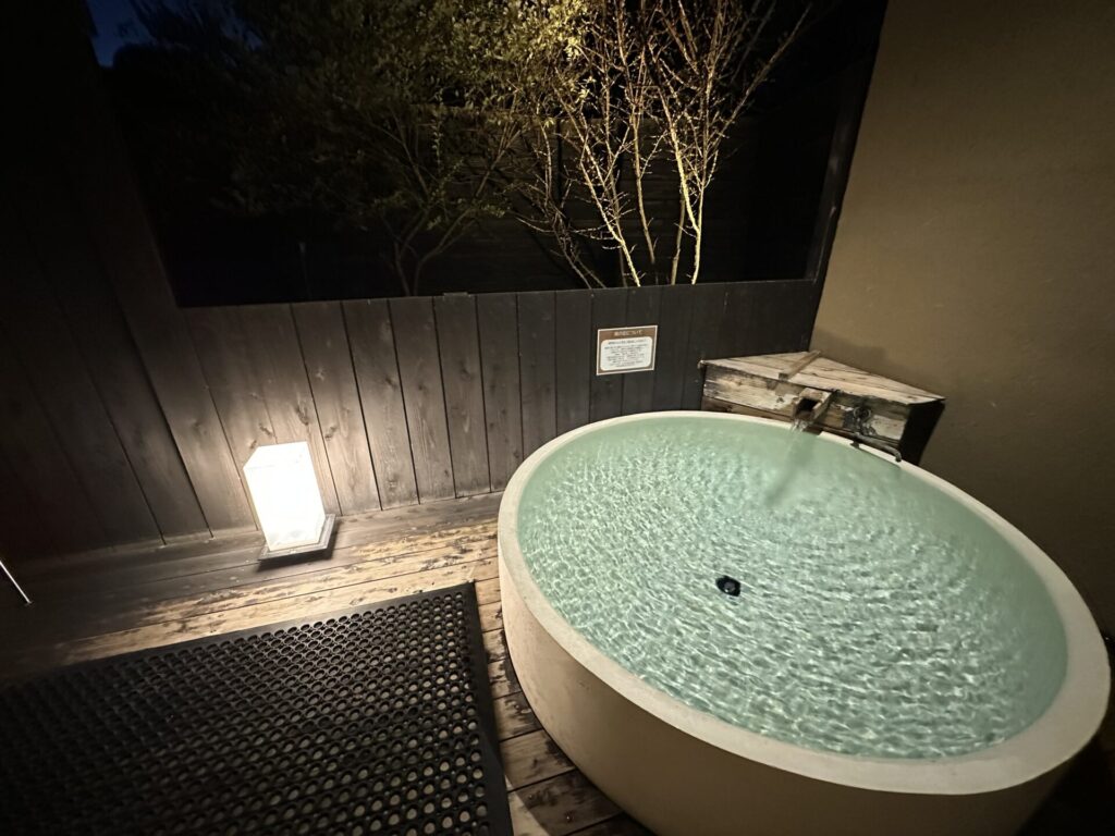 夜の坐忘客室「二藍」の客室露天風呂