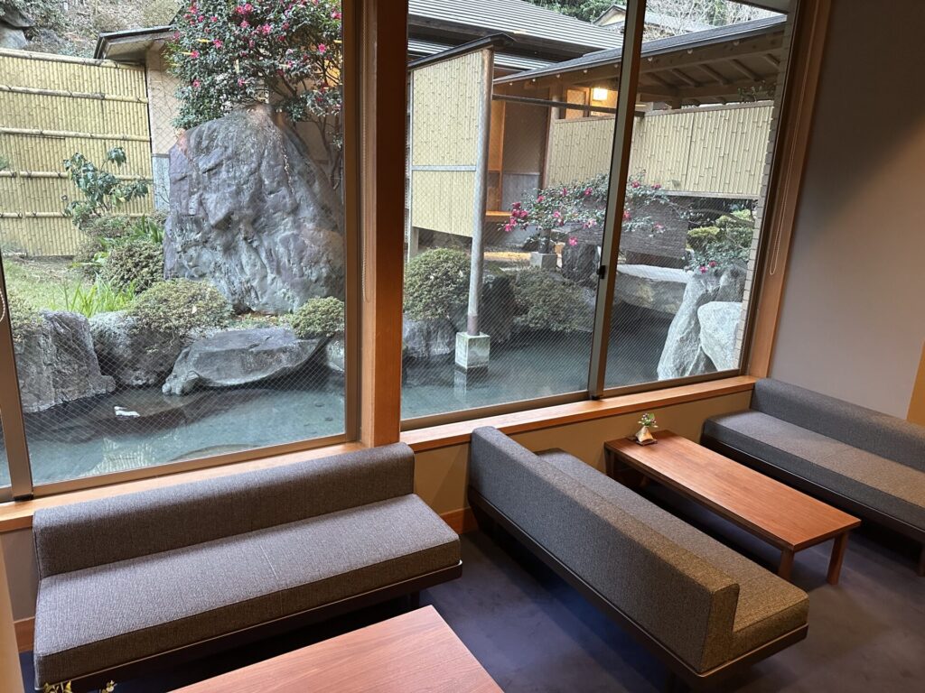 大きな窓から庭が望めるロビー