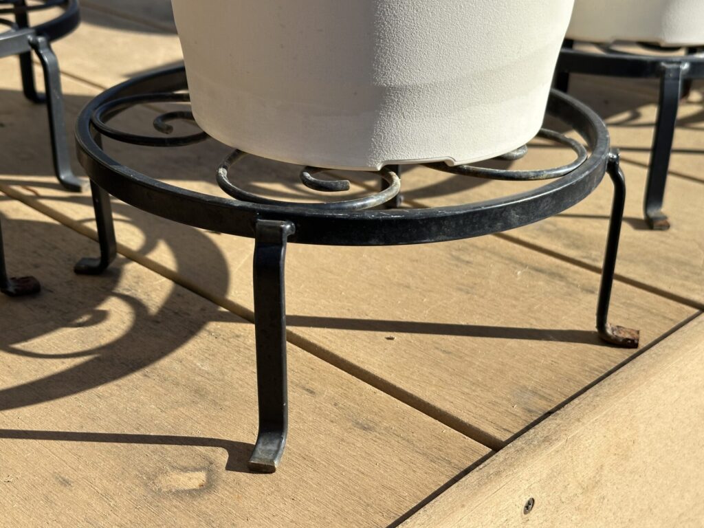 地面の冷気を直接受けないように鉢スタンドを使用している様子